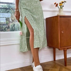 $𝟽 𝚜𝚊𝚕𝚎 $$ Green floral skirt